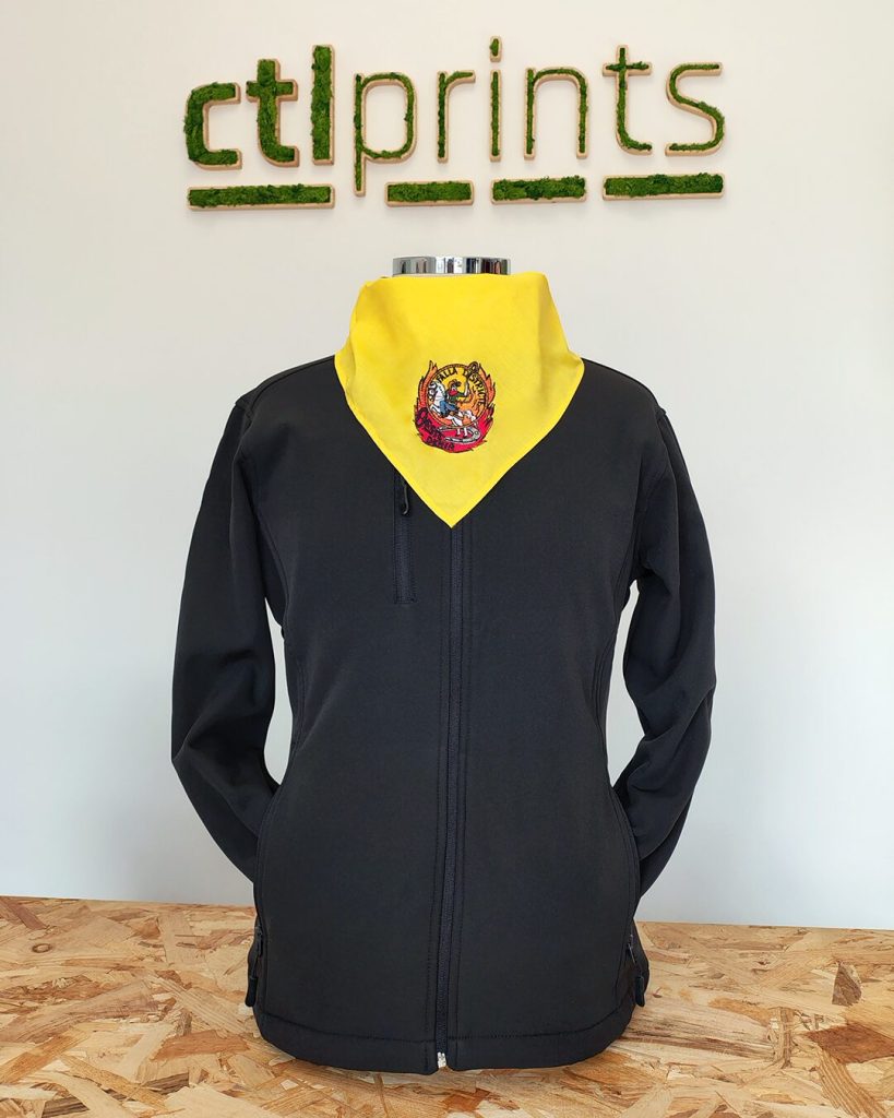 Sudadera negra personalizada con estampado amarillo