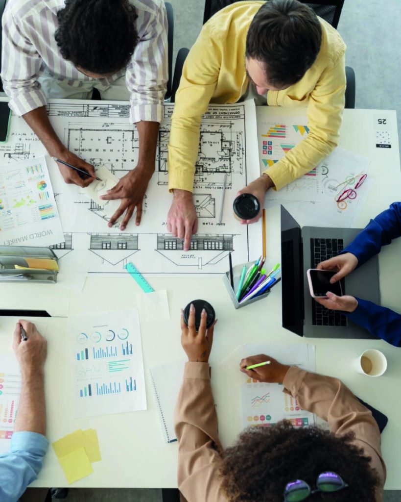 Equipo trabajando en un proyecto para una empresa