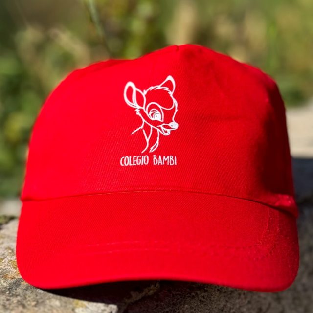Gorra roja con bordado personalizado