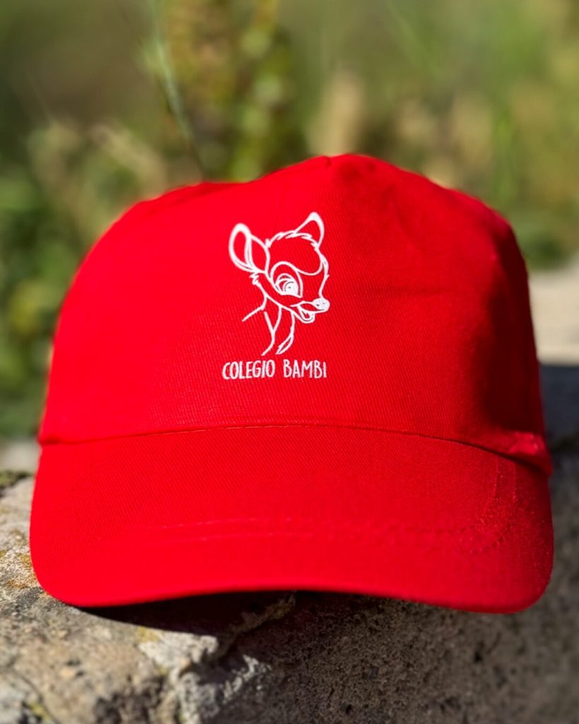 Gorra roja con bordado personalizado