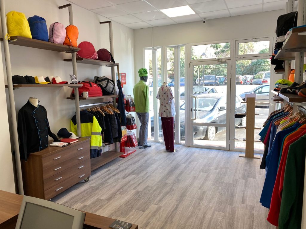 Tienda de CTL Prints en Dénia con mochilas, gorras y ropa