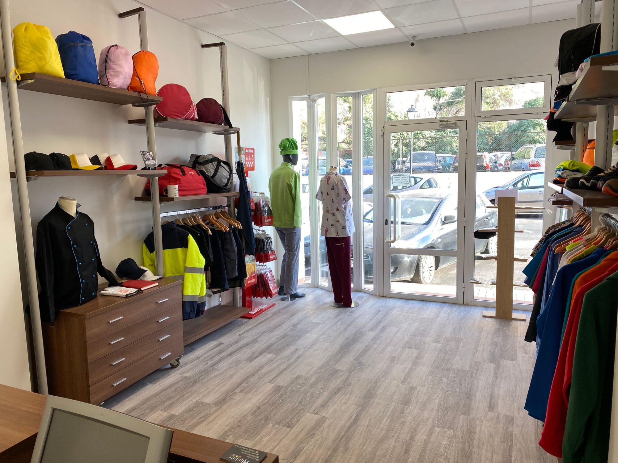 Tienda de CTL Prints en Dénia con mochilas, gorras y ropa
