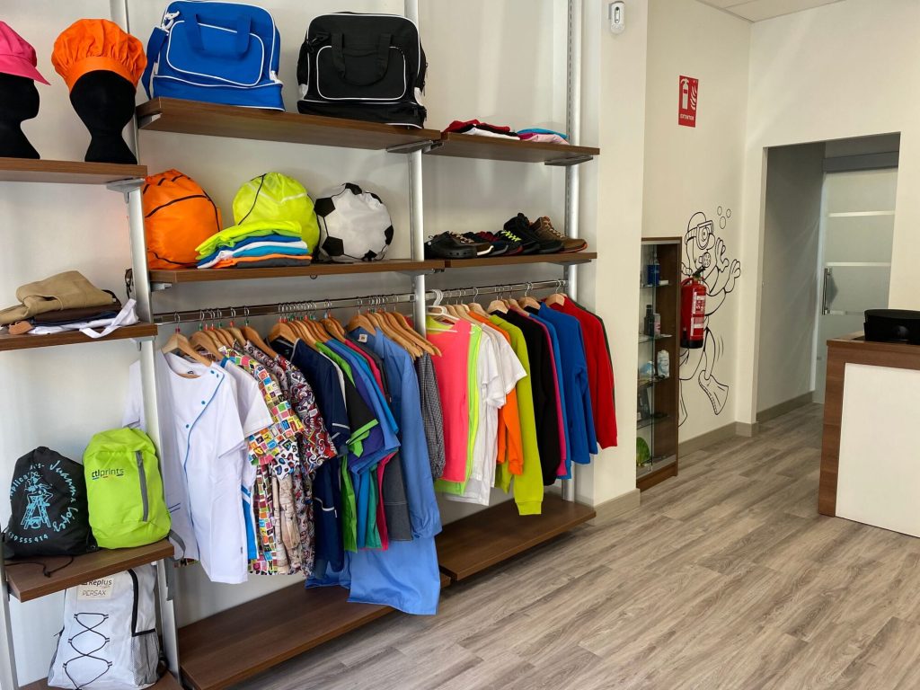 Tienda de CTL Prints con ropa laboral y textil