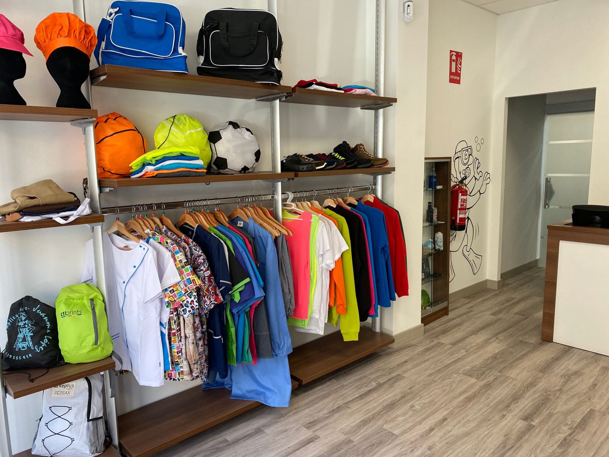 Tienda de CTL Prints con ropa laboral y textil