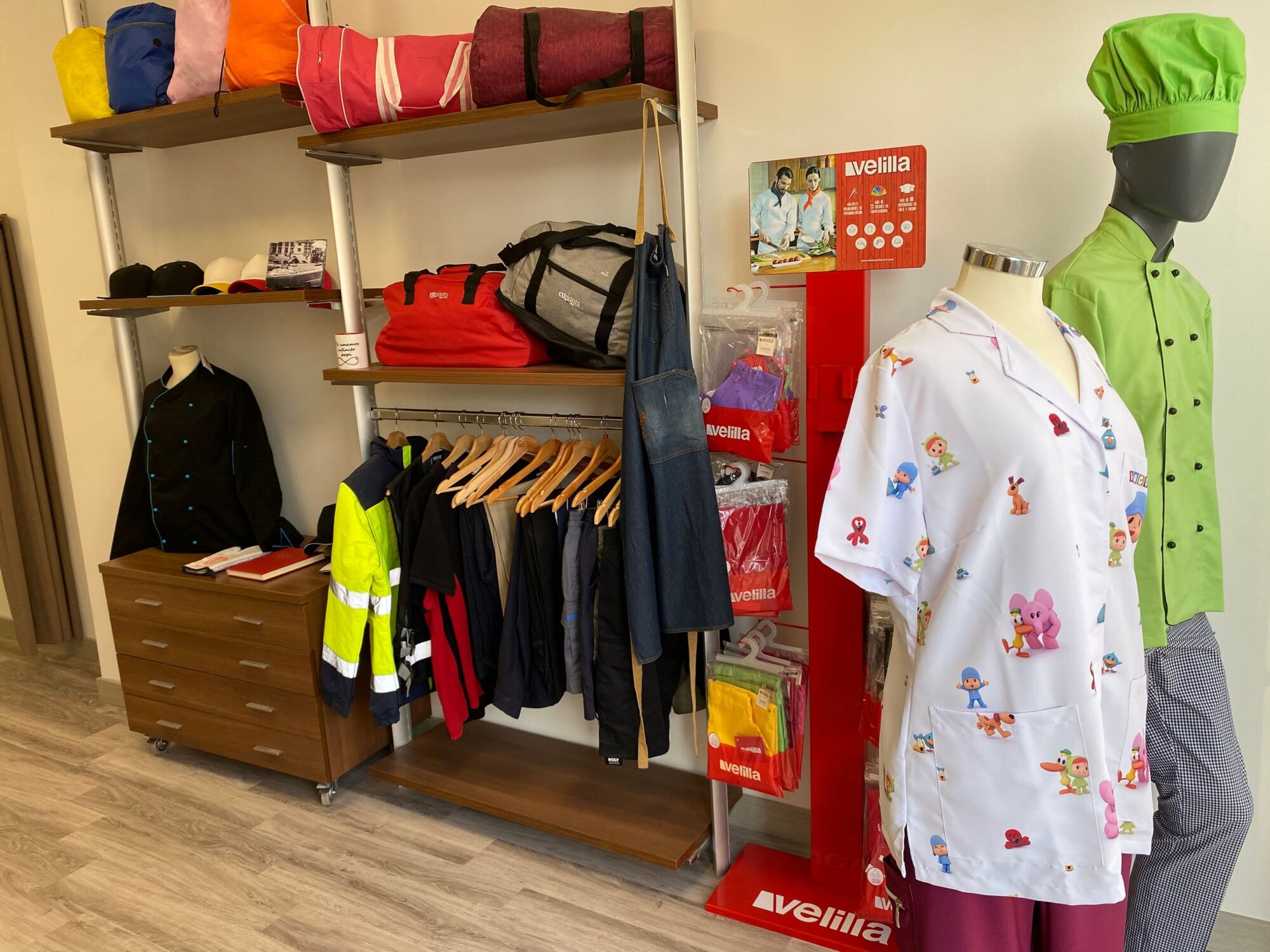 Tienda de CTL Prints con uniformes de hostelería y sanidad