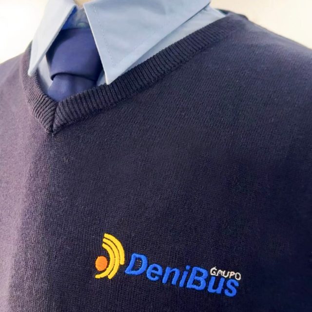 Jersey con logotipo bordado