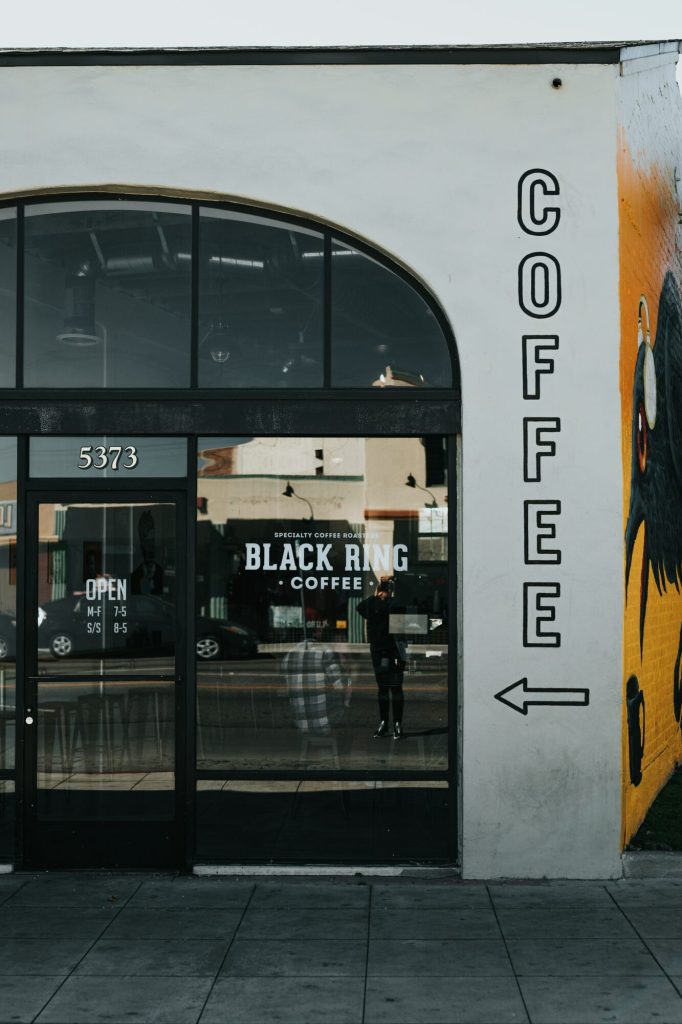 Fachada rotulada de una cafetería