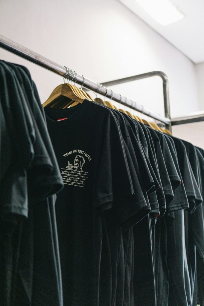 Camisetas negras personalizadas en un perchero