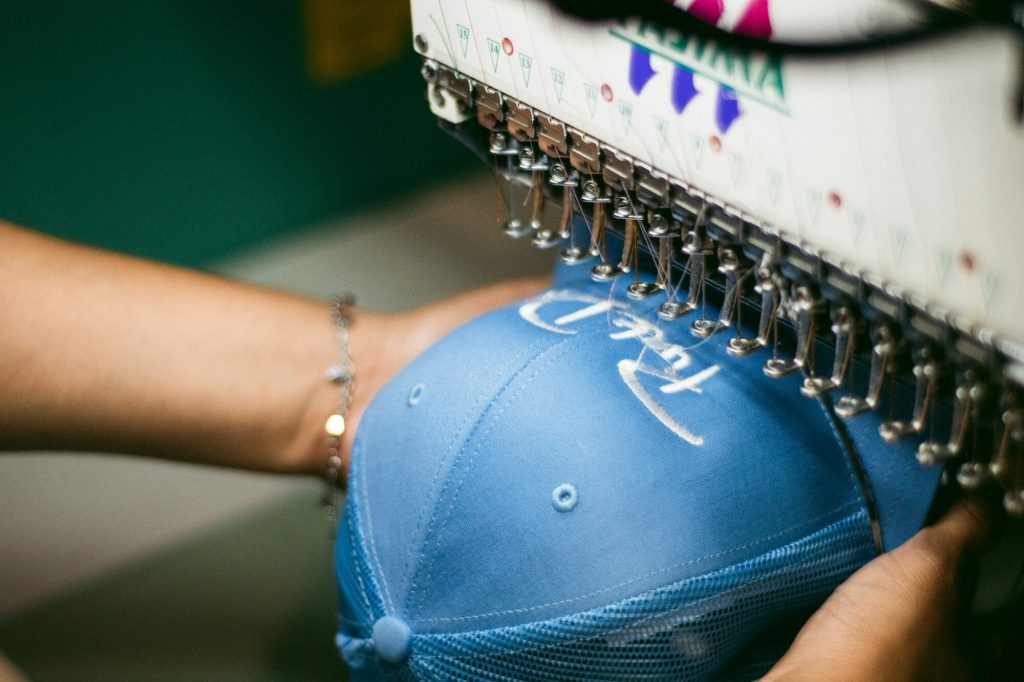 Bordado de una gorra a máquina