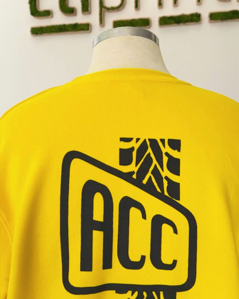 Camiseta amarilla serigrafiada