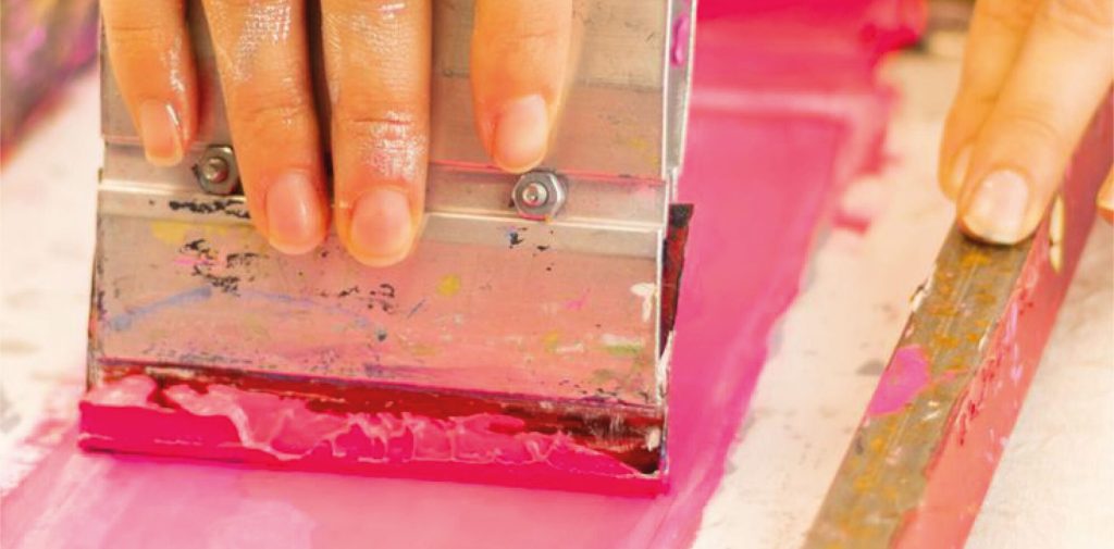 Rasqueta de serigrafía con tinta magenta